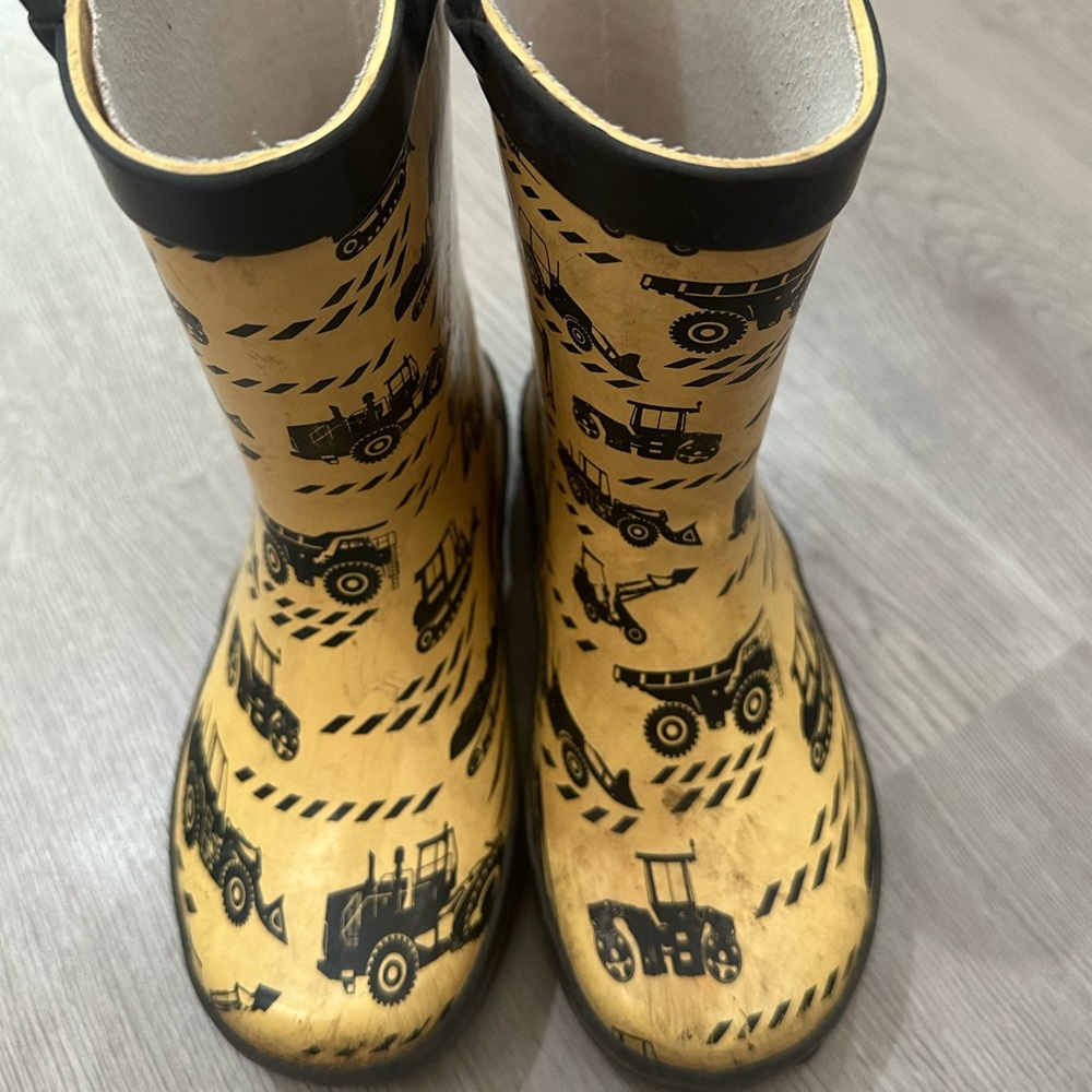 Dirty but will wipe off. Rubber rain boots